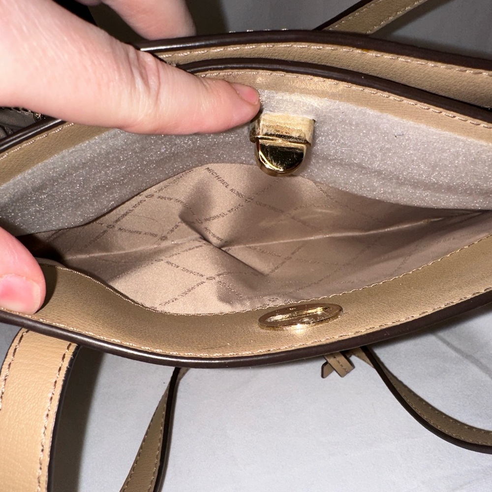 Micheal Kors- latch lock tote in acron - Picture 2 of 7
